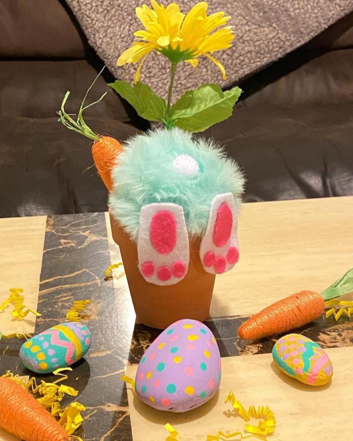 Fluffy bunny bottom terracotta pot planter with felt paws and bright artificial flower from @mandapandaprojects playful spring decor idea.