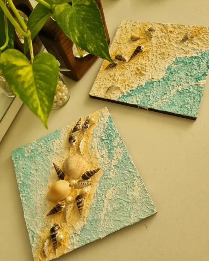 Aqua textured shell canvas from @rozaliya.artgallery. Sandy relief, striped shells, and pearls create relaxed coastal decor.