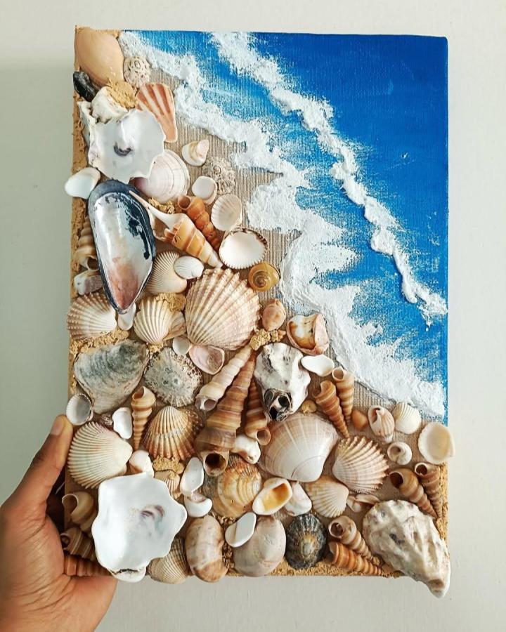 Blue shoreline shell canvas from @aa.shruti. Textured seashell collage with foamy waves and natural beach details.