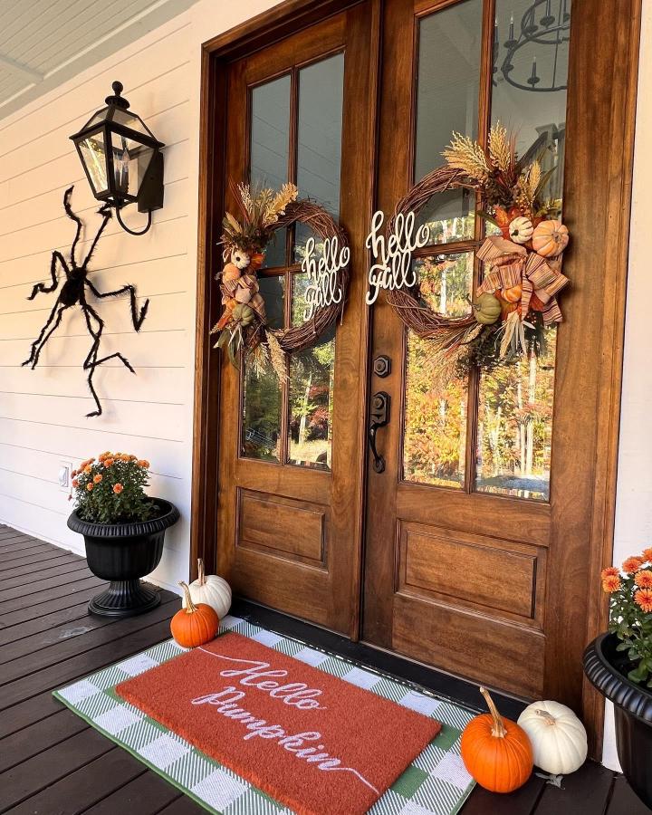 20 Fall Entryway Door Displays Guests Won’t Stop Admiring