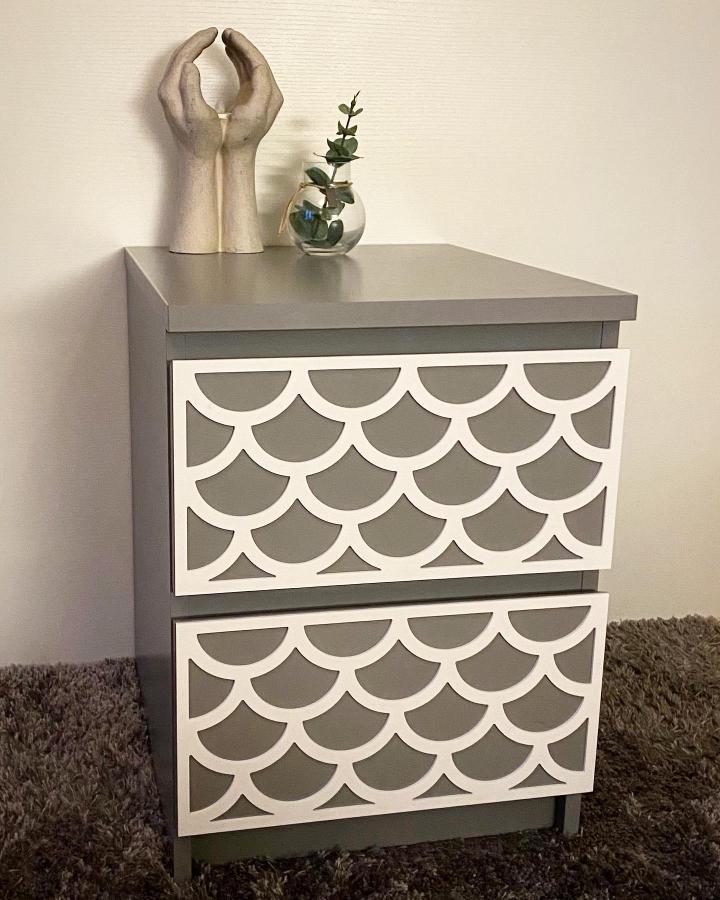 White scalloped gray dresser from @frontcover.se. Stylish ikea malm hacks featuring decorative overlay fronts.