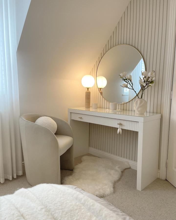 White fluted bedroom vanity from @cb_loves_interiors_20. Soft brass handles and round mirror.