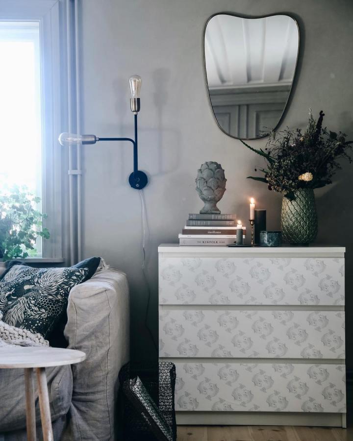 White floral-patterned bedroom dresser from @monicakarlstein. Patterned drawer front makeover refreshes a MALM makeover.