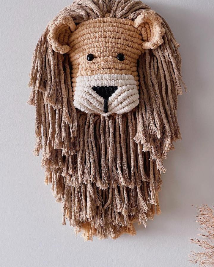 Tan macrame lion wall hanging from @bochiknot. Macrame animals ideas with layered fringe mane.