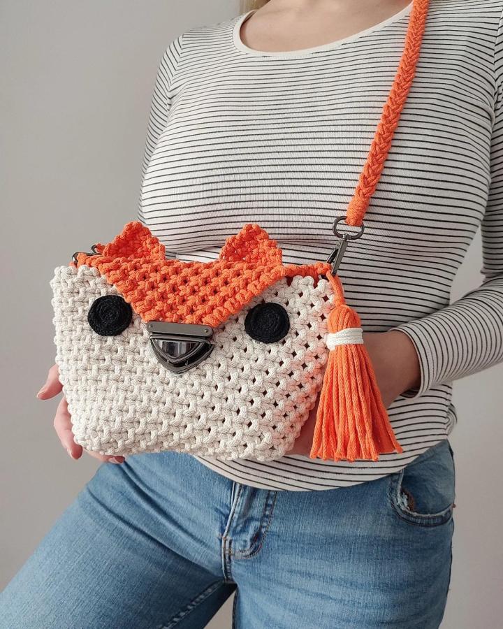 Cream and orange fox macrame shoulder bag from @plecione_. Black eyes, metal clasp, and tassel detail.