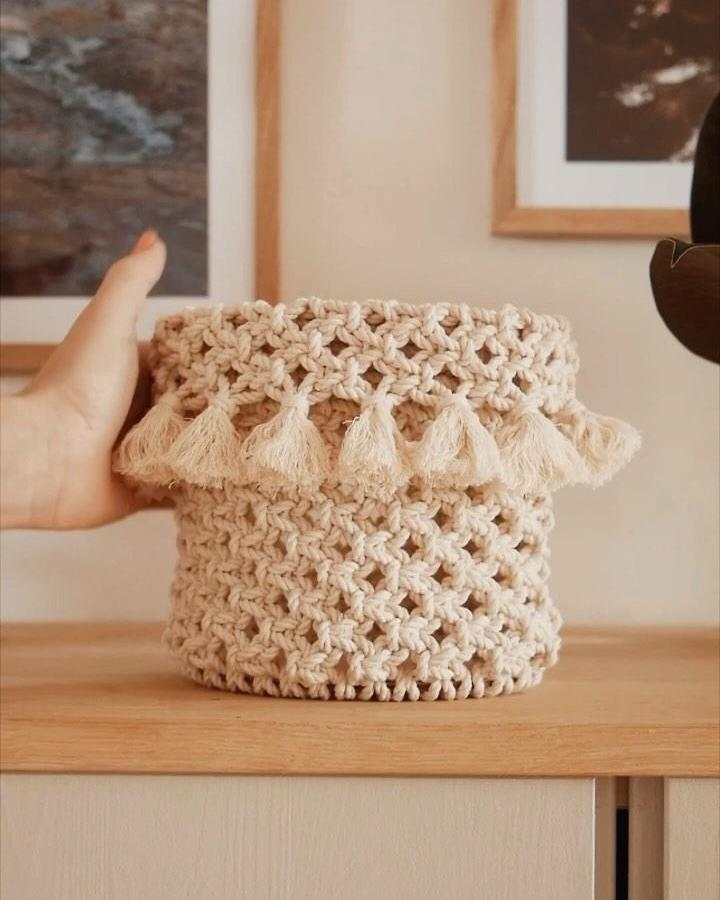 Cream tasseled basket from @createaholic. Textured macrame basket ideas with woven loops and soft fringe.