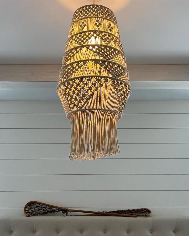 Natural rope macrame chandelier ideas from @bayhomedecor. Layered knots and fringe glow warmly overhead.