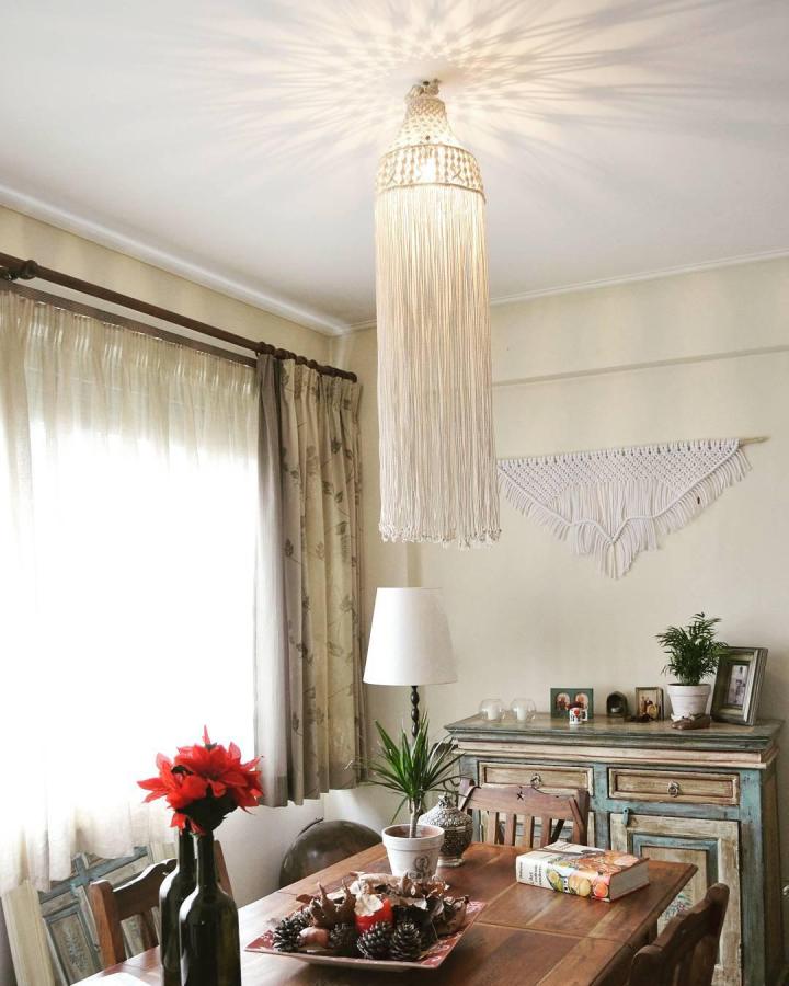 Cream boho dining room macrame chandelier ideas from @boho_choco. Long fringe casts delicate ceiling shadows.