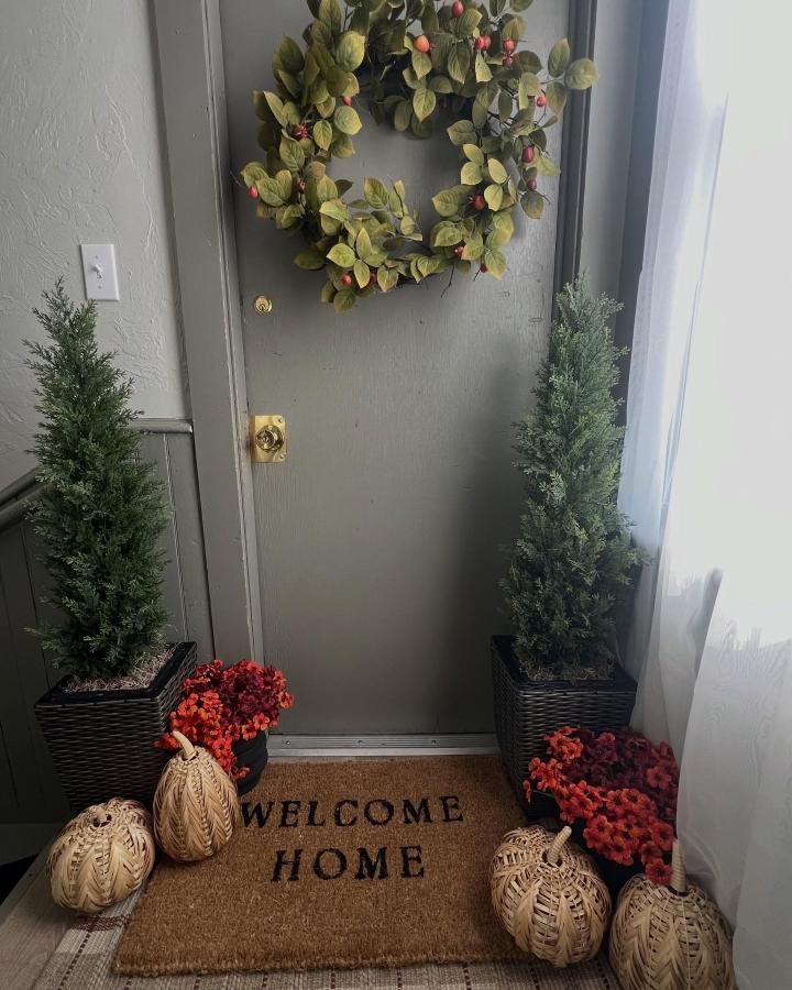 20 Small Fall Porch Details With Outsized Seasonal Charm