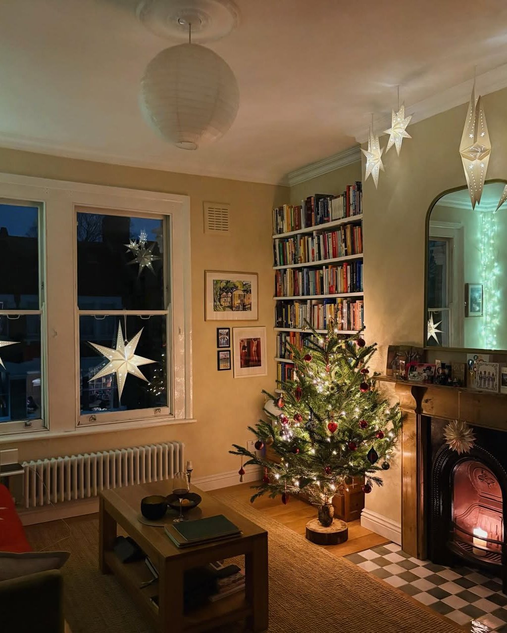 Paper star lanterns, glowing Christmas tree, and cozy apartment Christmas decor ideas