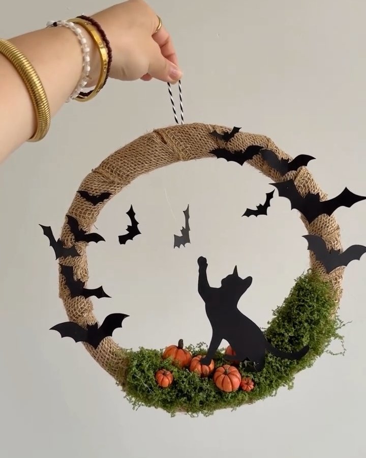 diy halloween wreath with burlap, black bats, moss, miniature pumpkins, and a playful cat silhouette